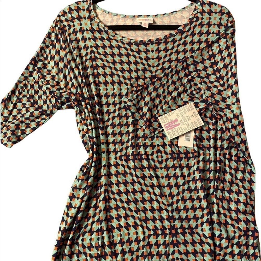 NWT LuLaRoe Irma top a loose, knit "high-low" tunic w/
fitted mid-length sleeves